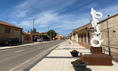 Quinto instala una escultura que da la bienvenida a las personas que circulan por la N232