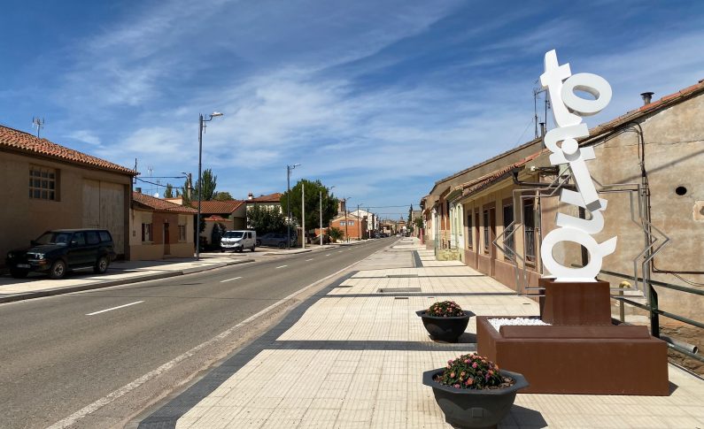 Quinto instala una escultura que da la bienvenida a las personas que circulan por la N232